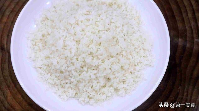 酱油蛋炒饭最正宗的做法，酱油蛋炒饭怎么做好吃（酱油炒饭的正确炒法）