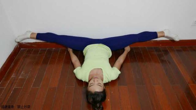 劈叉的正确姿势，怎样练习竖叉（两个方法就能帮你开胯）