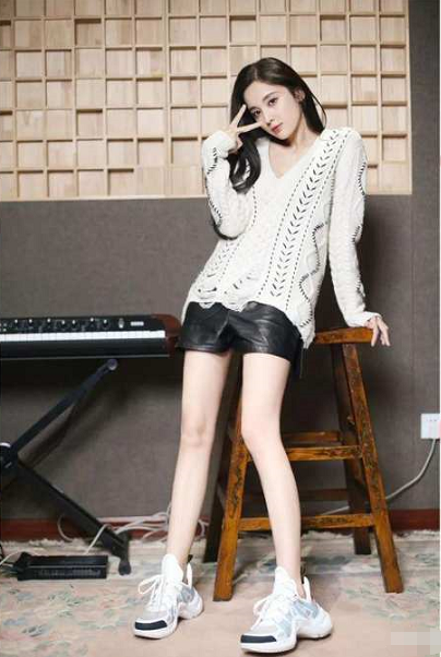 格子西服配老爹鞋好看吗，格子西服配老爹鞋好看吗男（分享老爹鞋最流行的3种搭配）