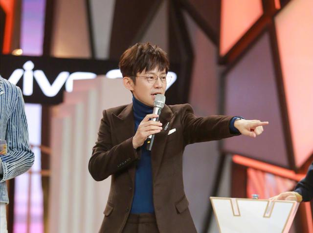 何炅是同性恋吗，何炅怎么了（让我想到了愚人节跳楼的张国荣）