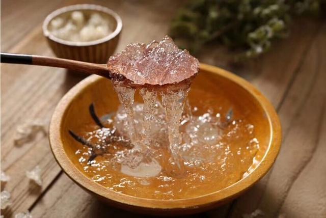 芒果可以和酸奶一起吃吗 芒果可以不可以和酸奶一起吃，芒果可以和酸奶一起吃吗（40岁总被人问：是不是大学生）