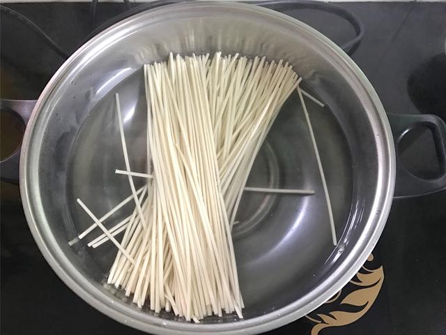 酸汤面的家常做法，西北酸汤面的家常做法（家常酸汤面最简单的做法）