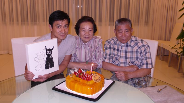 刘德华的弟弟，刘德华弟弟是做什么的（哥哥刘德华助他成千万富翁）