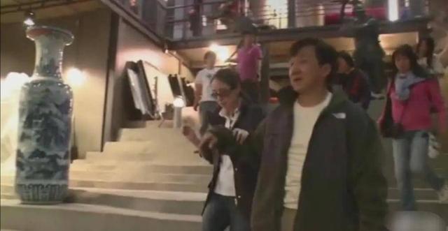 成龙老婆久违现身，结婚后退居幕后，67岁仍身材窈窕恩爱如初