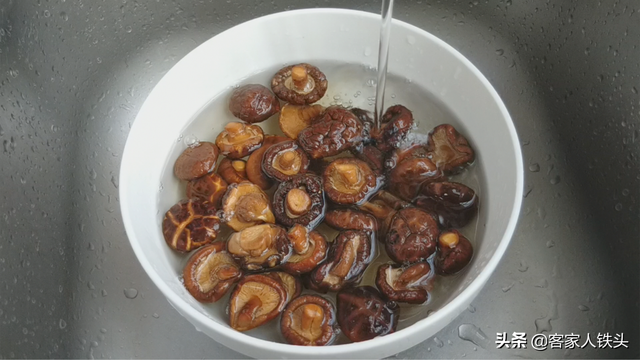 香菇炖肉怎么做好吃，一个客家传统味道做法