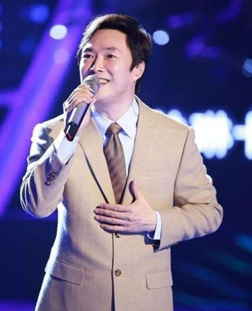 现在小哥费玉清过得怎么样，64岁的费玉清退出神坛