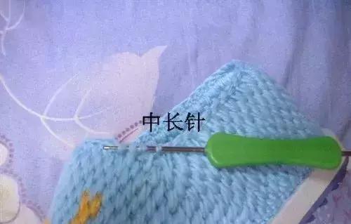 怎么钩毛线拖鞋，学钩毛线拖鞋视频教程（钩针编织的蝴蝶图案的棉拖鞋）