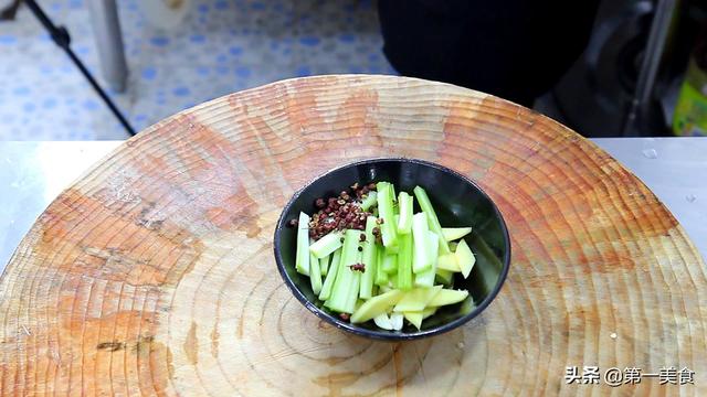 干锅肥肠，干锅肥肠的做法 视频（厨师长教你做“干锅肥肠”）