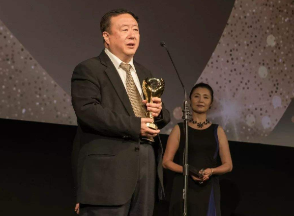 戴娇倩的个人简介，戴娇俏老公照片（风流的尤小刚：三婚两离）