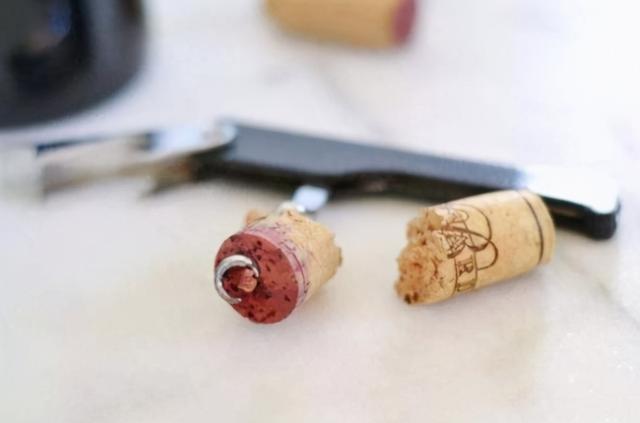 如何巧开红酒，如何巧开红酒瓶（如果木塞突然断了怎么办）