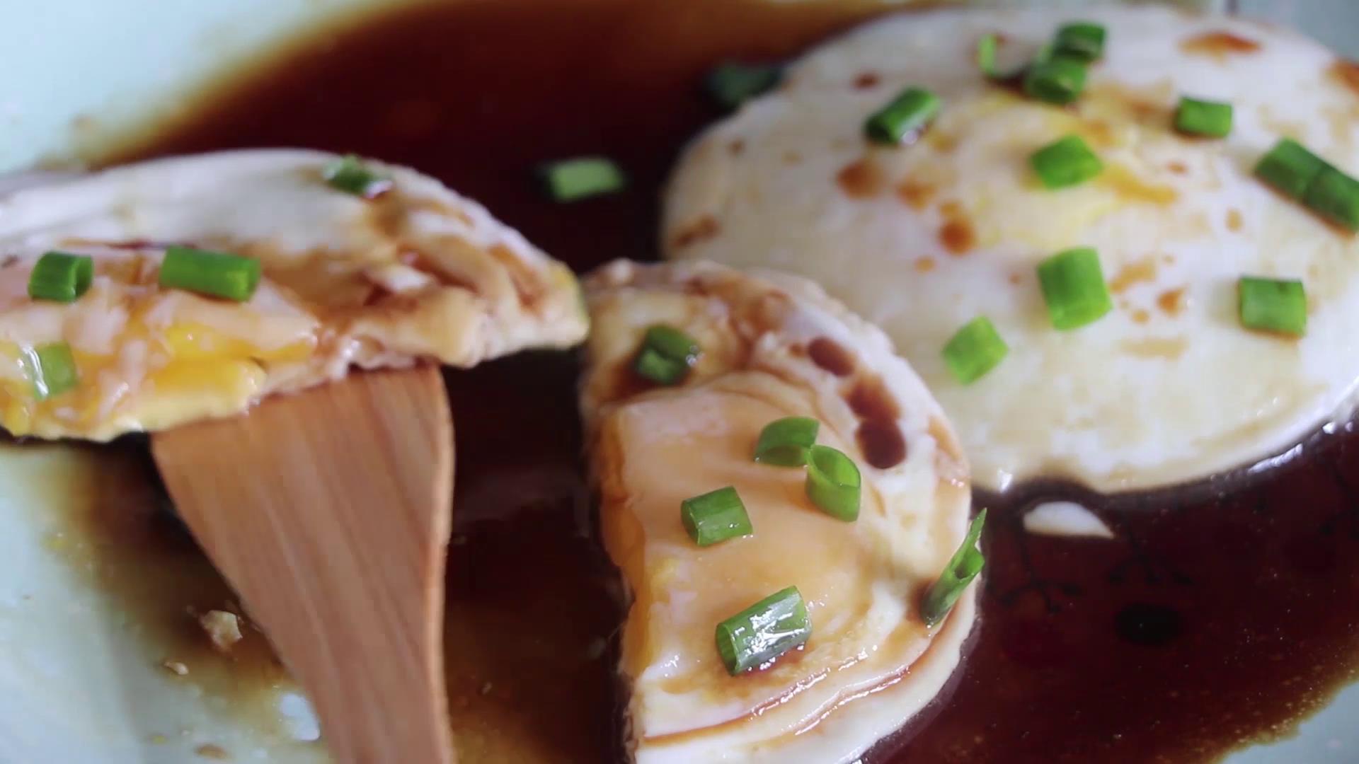 水铺蛋怎么做蛋清不散，水铺蛋怎么做才会完整（煮荷包蛋100%不散小窍门）