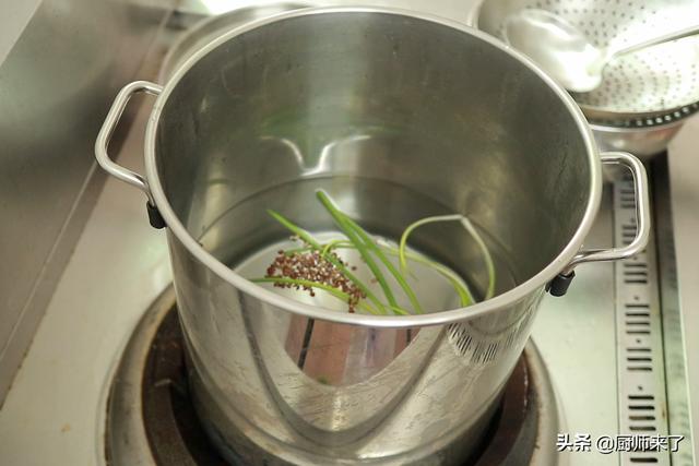 正宗盐水鸭的做法，家庭版盐水鸭制作方法窍门（香料只用八角、花椒）