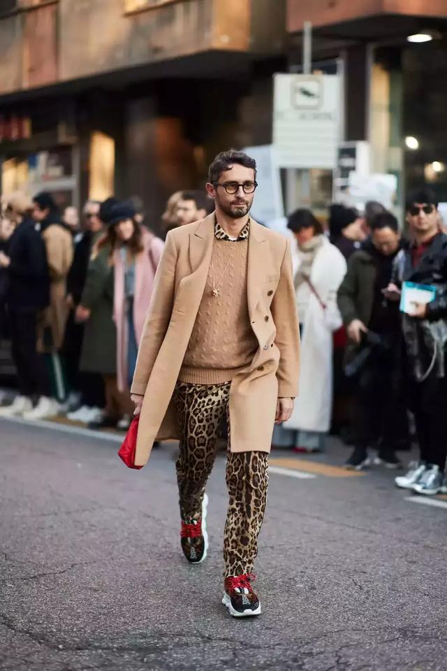 驼色是什么颜色，驼色大衣内搭什么颜色（请不要放过“驼色”）