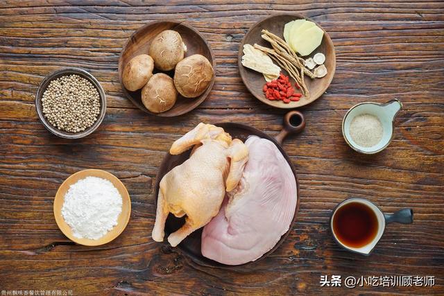 猪肚鸡火锅的做法，猪肚鸡火锅配菜哪些好（养生猪肚鸡火锅怎么做）