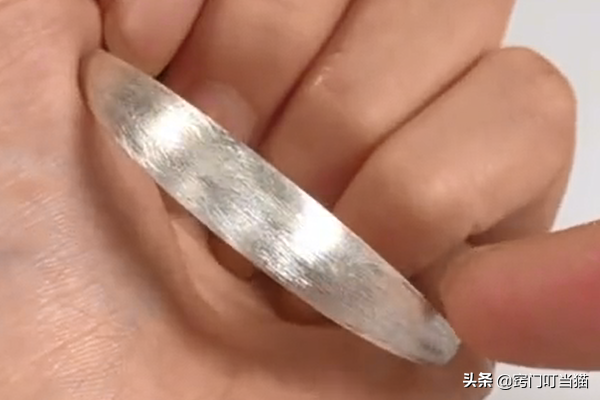 银氧化变黑怎么办，如果家里的银饰变黑了该怎么办（银手镯发黑别再用牙膏洗）