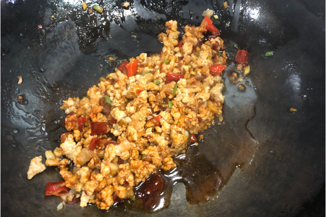 鱼香茄子煲步骤，鱼香茄子煲制作方法（家庭版鱼香茄子煲）