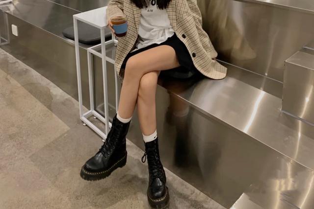 马丁靴搭配什么裤子好看，马丁靴配什么裤子好看女（马丁鞋子怎么搭配裤子）