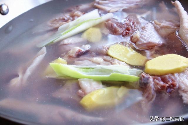 煲鸡汤要掉水吗，煲鸡汤要掉水吗用什么（大厨教您一招，以后别乱焯水了）