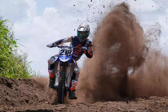 索尼rx100m7g 黑卡数码相机，索尼黑卡都第7代了