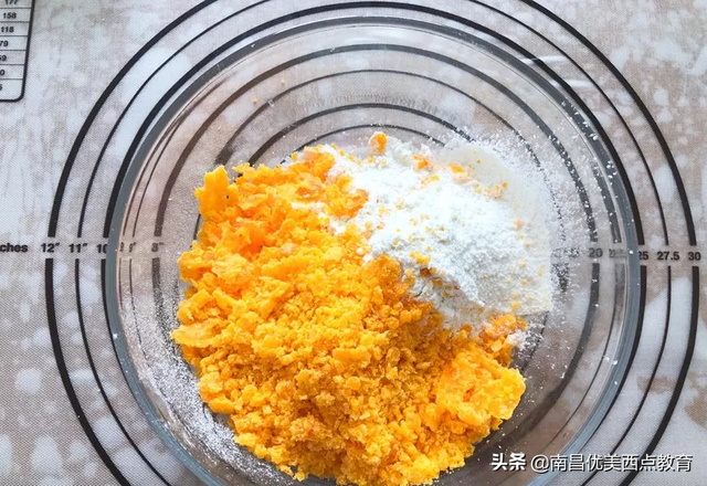 网红咸蛋黄饼干的做法，咸鸭蛋黄饼干（层次分明超级酥脆）