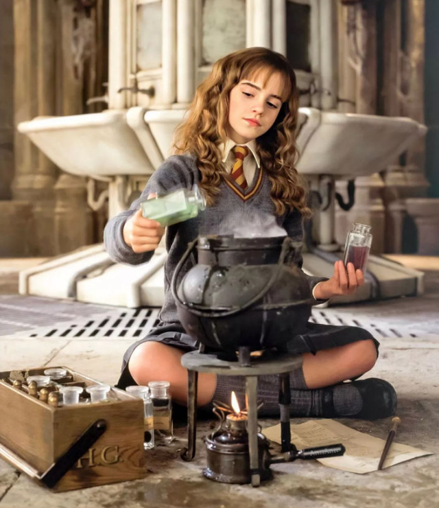 赫敏扮演者，哈利波特赫敏扮演者（9岁火遍全球17岁身价8800万）