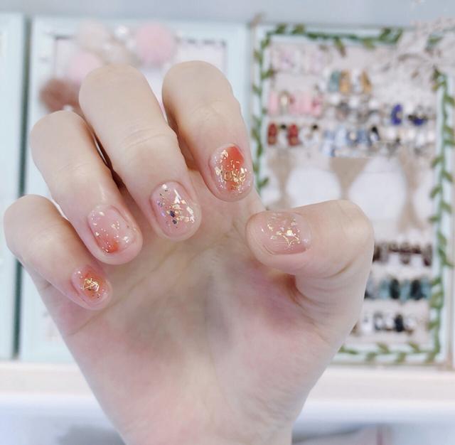 透明指甲油怎么涂好看，指甲涂透明指甲油好不好（赶走夏日炎热怎能少得了它）