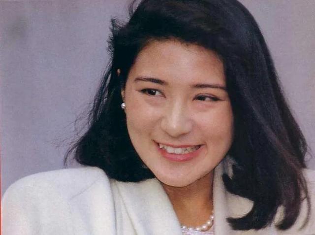 梦见蛇缠腰上是什么意思，梦见蛇缠在腰上（当上皇后也逃脱不了生儿子的压力）