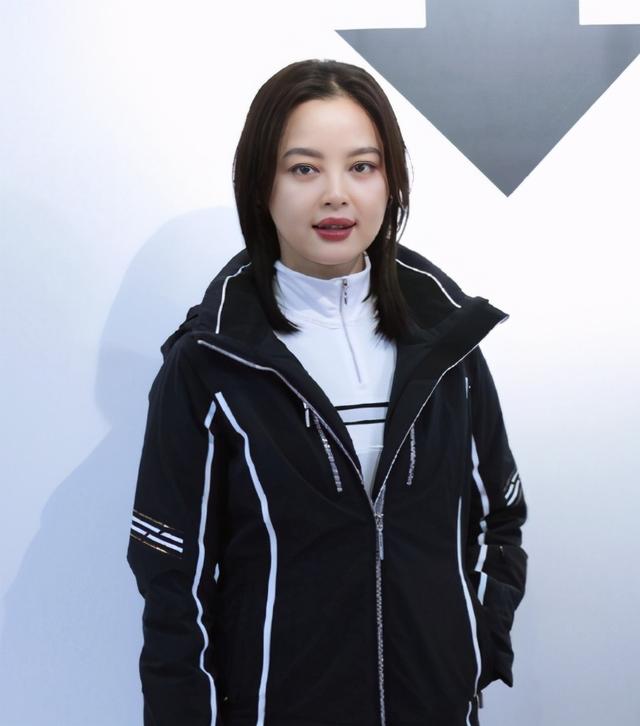 辛芷蕾“胖”上热搜后，再晒素颜自拍予以正面回应，这次是真瘦了