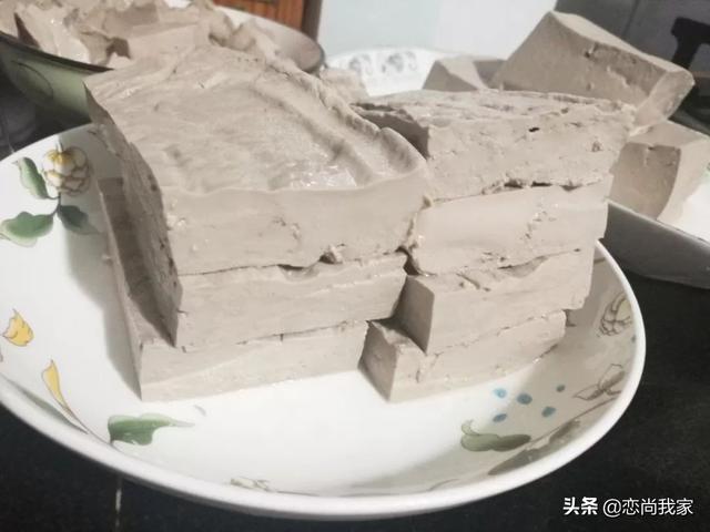 做豆腐的石膏粉有毒吗，豆腐放石膏粉吗（亲朋好友吃了都会夸赞你）