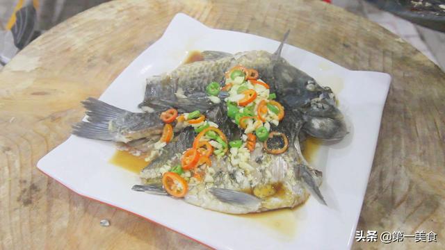 鲫鱼的做法，鲫鱼的做法鲫鱼汤的做法（搭配蒜蓉这样做）
