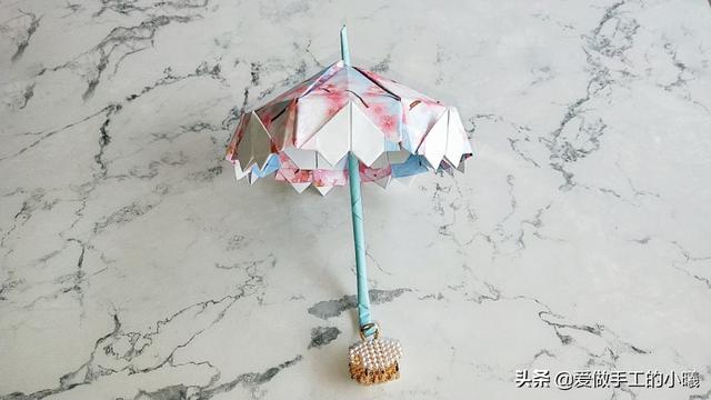 最简单的雨伞折纸方法图解，折纸教程：带爱心的小花伞