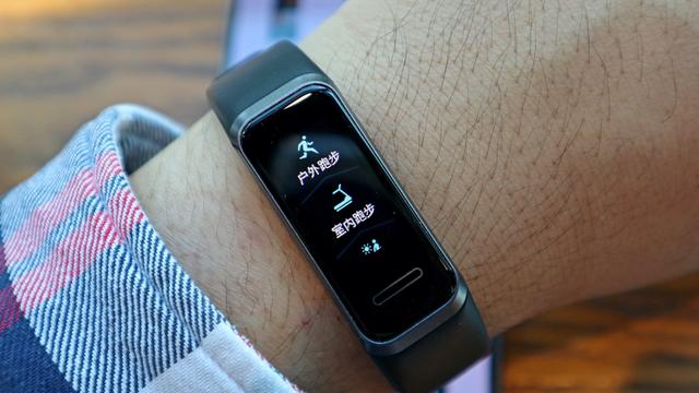 智能手环怎么充电，手环手表怎么充电（华为手环4上手体验）