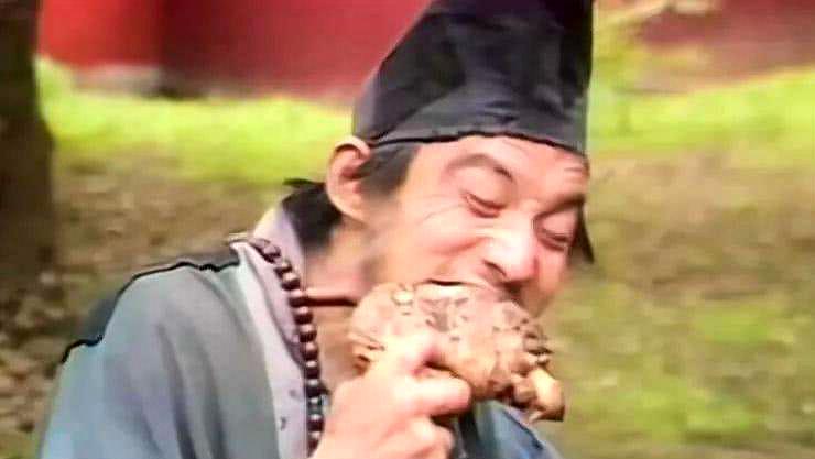 在"济公"啃香喷喷的大肘子的那场戏,大家看到的是"济公"吃得津津有味