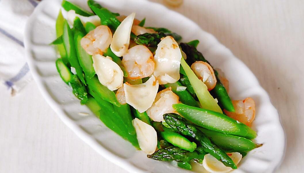 【蘆筍百合炒蝦仁】做法步驟圖 營養全保留 全家人都愛吃-起舞食譜網