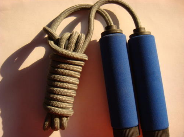 跳绳2000个消耗多少卡路里，跳绳消耗多少卡路里（外国小伙每天跳绳2000下）