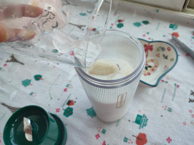香蕉牛奶怎么做，香蕉牛奶在家轻松做