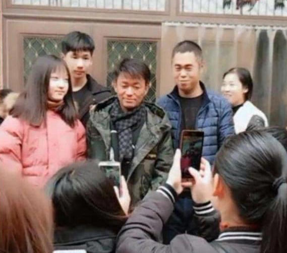 还晒出了一张王宝强在家中的旧照，土掉渣变身帅气男掀起乡村时尚潮