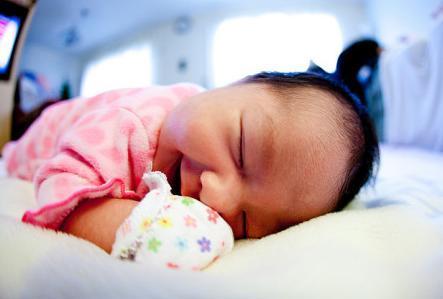 初生婴儿奶粉用量，初生婴儿奶粉用量标准（宝宝频繁吃奶会被“撑到”吗）