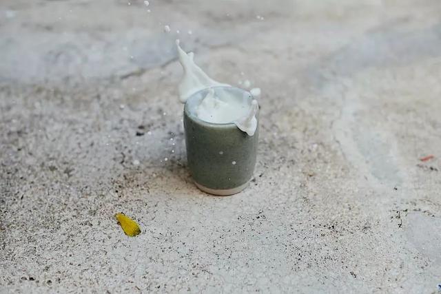家里水银掉地上怎么处理干净，水银洒在地上怎么清理（妈妈的举动让全家中毒）