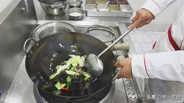 新鲜木耳可以直接炒吗，木耳可以直接炒吗（葱爆黑木耳这样做）