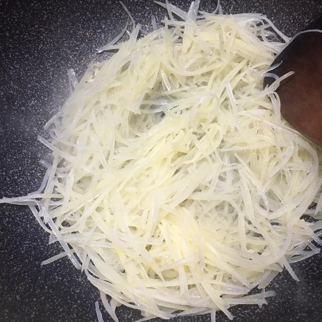 青椒土豆丝的做法，青椒土豆丝的做法步骤图片（懒人必备的青椒土豆丝）