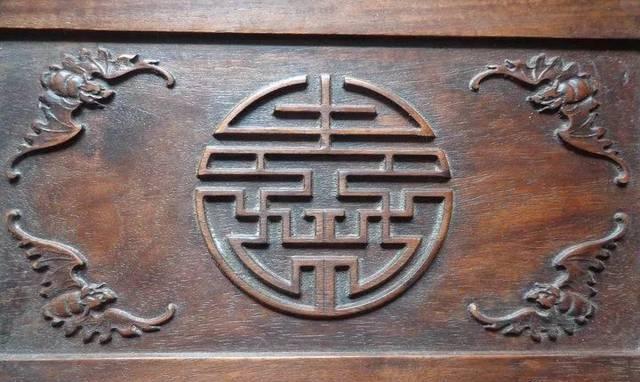 蝙蝠的象征意义四个字，建筑上的蝙蝠象征（吉祥图之“蝙蝠”的寓意和象征）