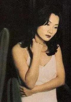 比莉的儿子，周汤豪的爸爸是谁（她的故事远比想象的更加难以置信）