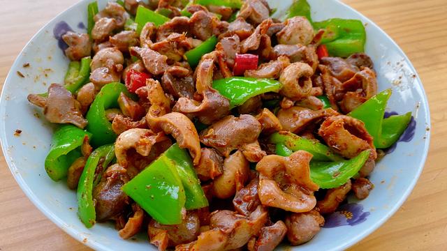 鸡胗是装鸡屎的部位吗，鸡胗是鸡的什么部位（鸡胗在鸡哪个部位）