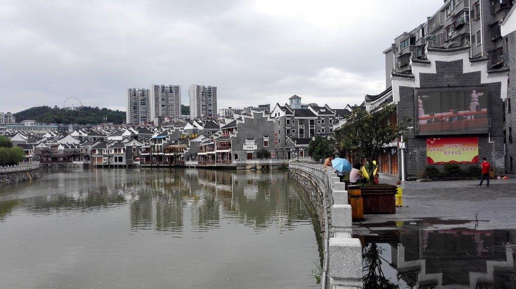 九街十八巷(上海书院人家大酒店电话)