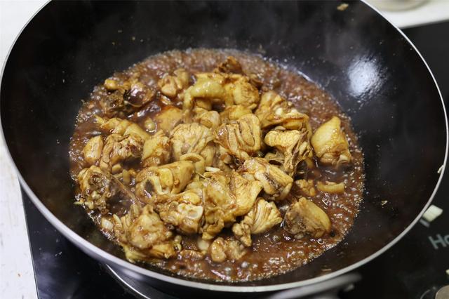 生炒鸡块怎么炒好吃，生炒鸡块怎么做好吃（鸡肉里外都香）