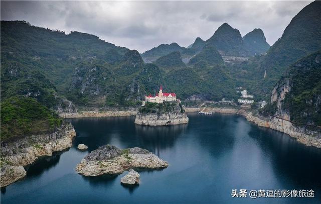 遗世而独立是形容什么，遗世而独立是形容什么动物（中国版“霍格沃茨”矗立山环水绕间）