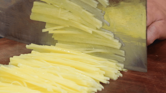 炒土豆丝怎么炒才好吃，土豆丝怎么炒脆（40年大厨教你3大技巧）