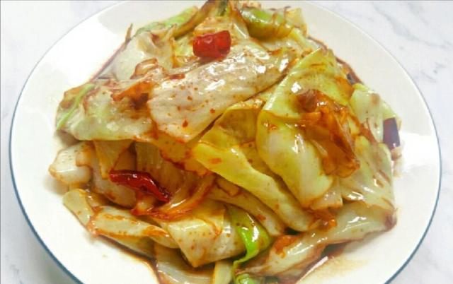 莲白怎么炒，莲白怎么炒素炒好吃（年夜饭中不可缺少的家常菜《手撕莲白》）