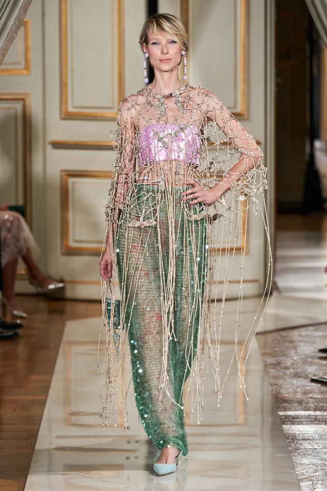 阿玛尼衣服什么档次，阿玛尼服饰什么档次（Privé2021秋季高定女装）